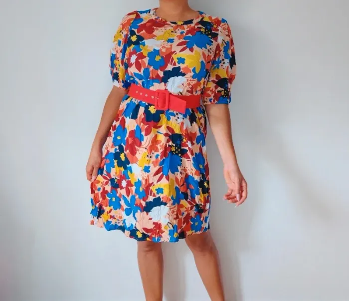 Robe d'été colorée 
imprimé à fleurs rouges bleues 
look rétro chic 
coupe droite Taille 38 - photo numéro 3