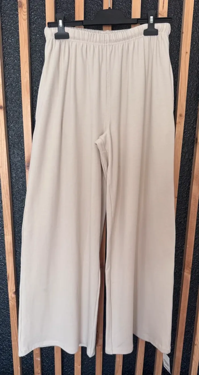 Pantalon Boohoo Basics - Coupe Droite Côtelée - Beige / Stone - Neuf - Taille 40 - Valeur 25€ - photo numéro 3