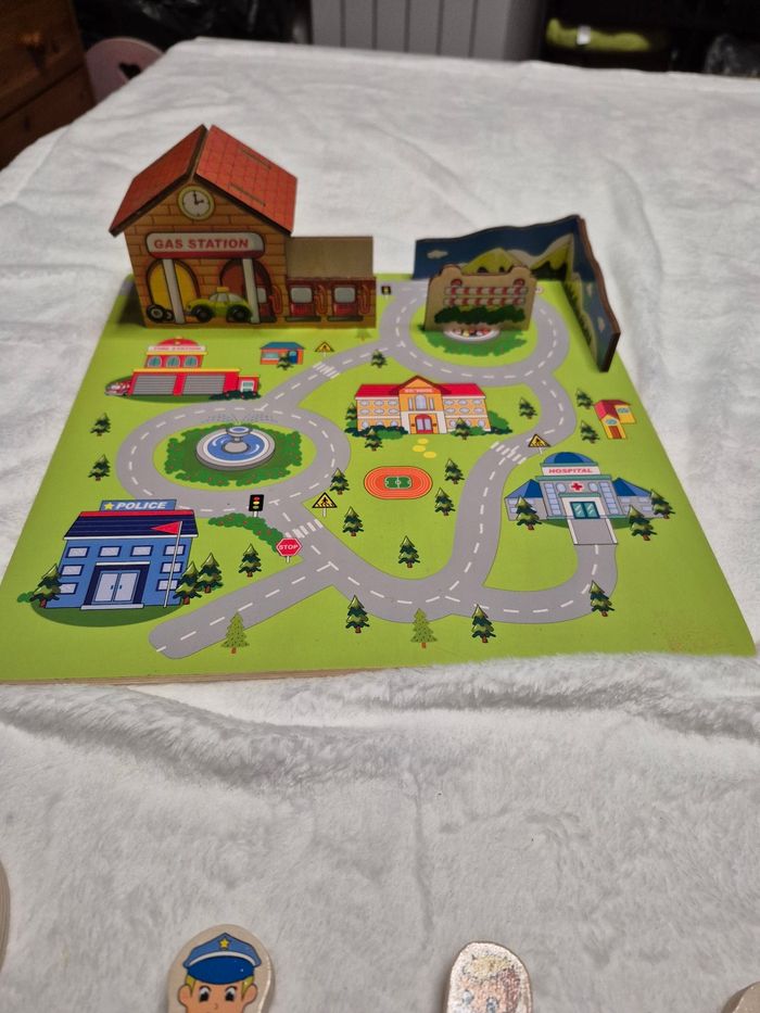 Circuit en bois + 11 figurines en bois - photo numéro 4