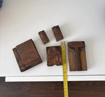Lot de 5 tampons d’imprimerie ancien en cuivre et bois - bon état
