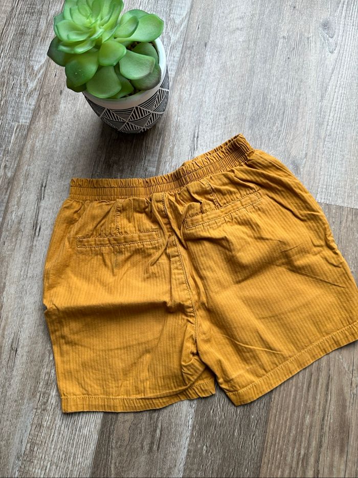 - Short Kiabi - 5 ans - Bon état, petite tache - photo numéro 2