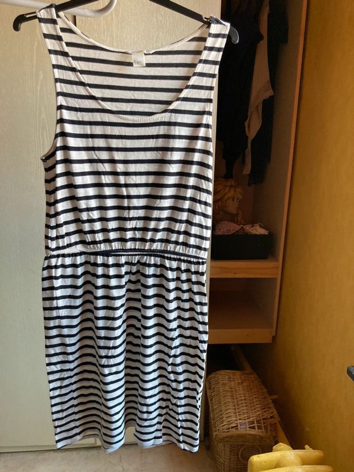 Jolie robe à lignes noires, très agréable pour l’été, taille S