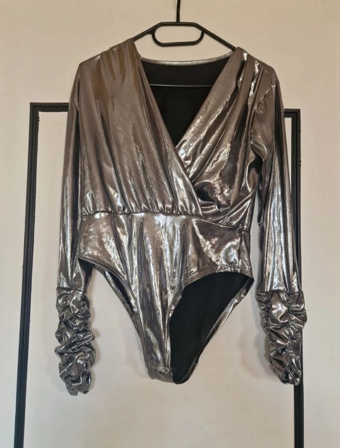 Body femme argenté effet métallisé – Manches longues – Très bon état