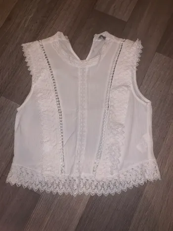 Top court chemisier blanc dentelle