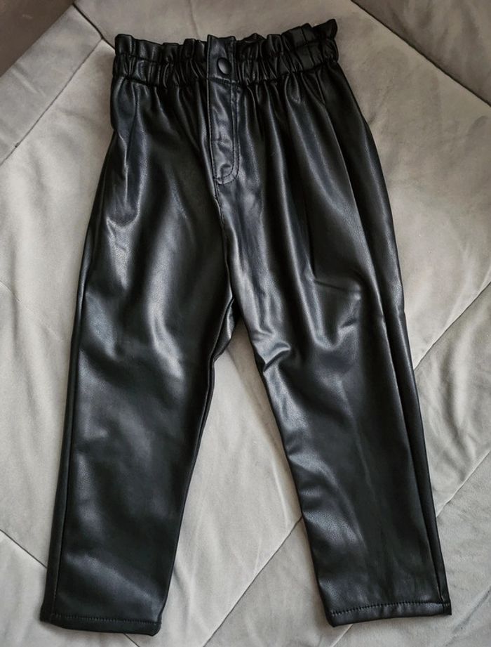 Pantalon chino simili cuir Zara