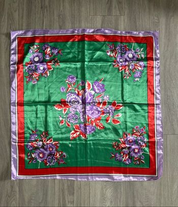 Foulard satiné vert violet rouge Vintage 80x80cm