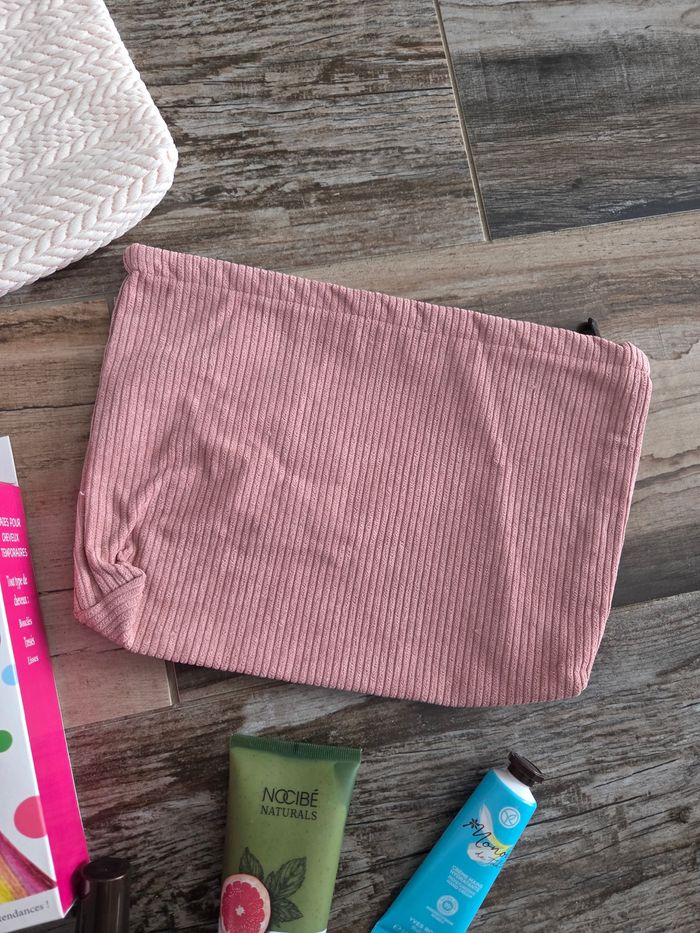 Lot soin et pochettes à maquillage neuf - photo numéro 3