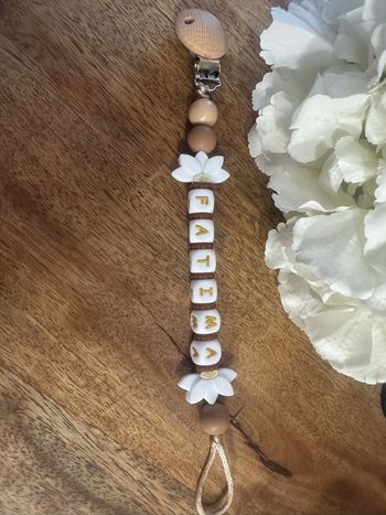 Attache tétine marron 