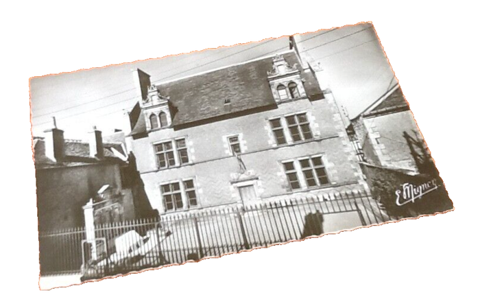 Carte postale ancienne Lorris (Loiret) Hôtel de Ville