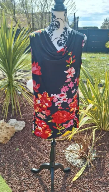 Jolie robe fleurie courte ou tunique taille 38/40