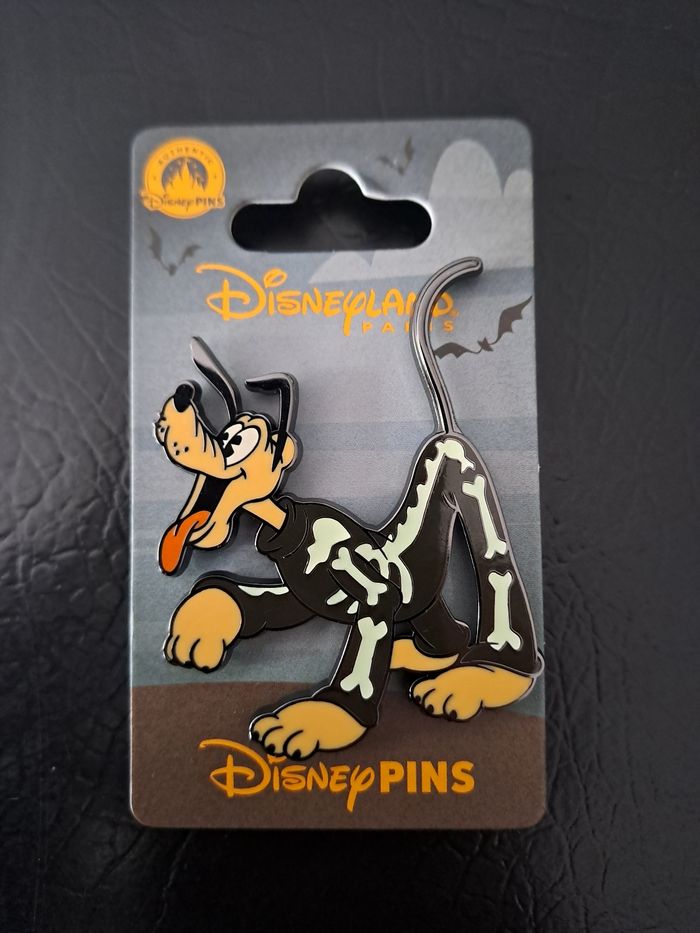 Pin's disney Pluto Halloween
