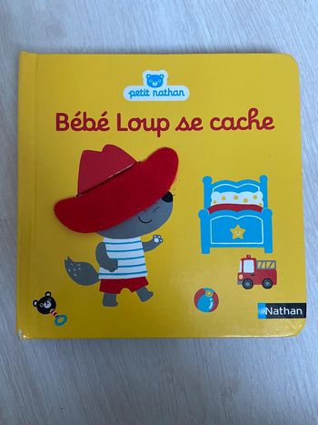 Bébé loup se cache
