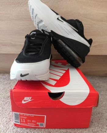 Air max pulse noir et blanc taille 45 neuf