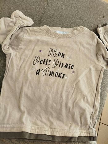 T-shirt manche longue. Taille  18 mois .  Mon p'tit pirate d 'amour. Très bon état