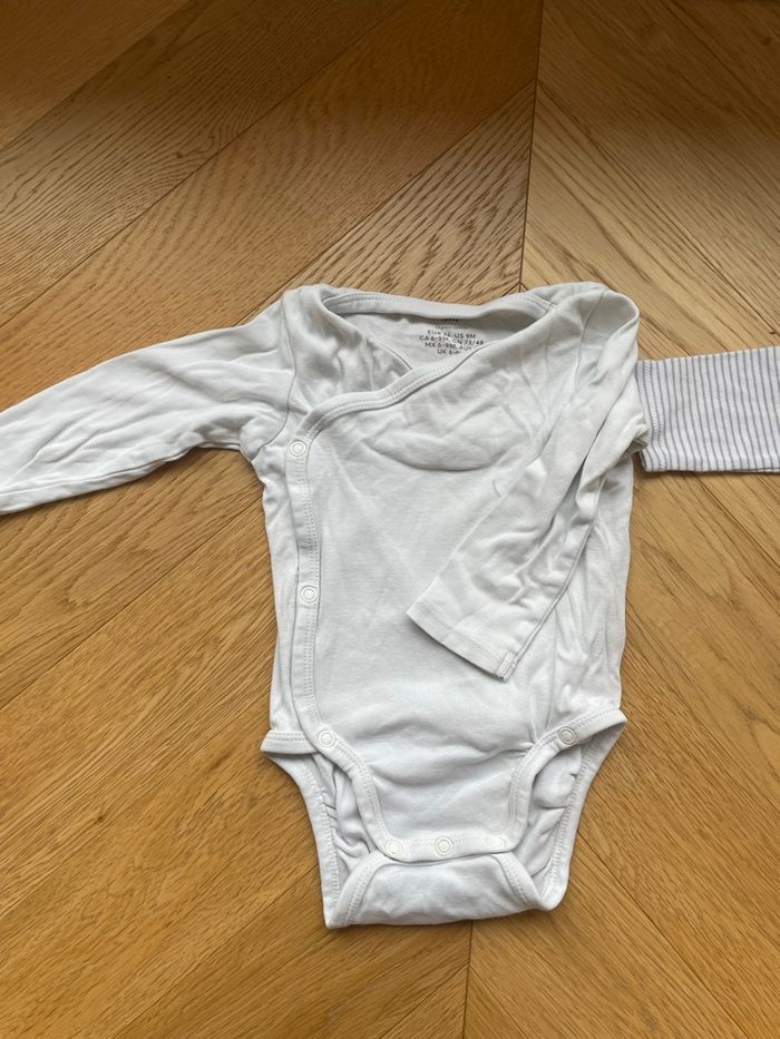 Lot 5 bodies ouverture devant 6-9 mois - photo numéro 4