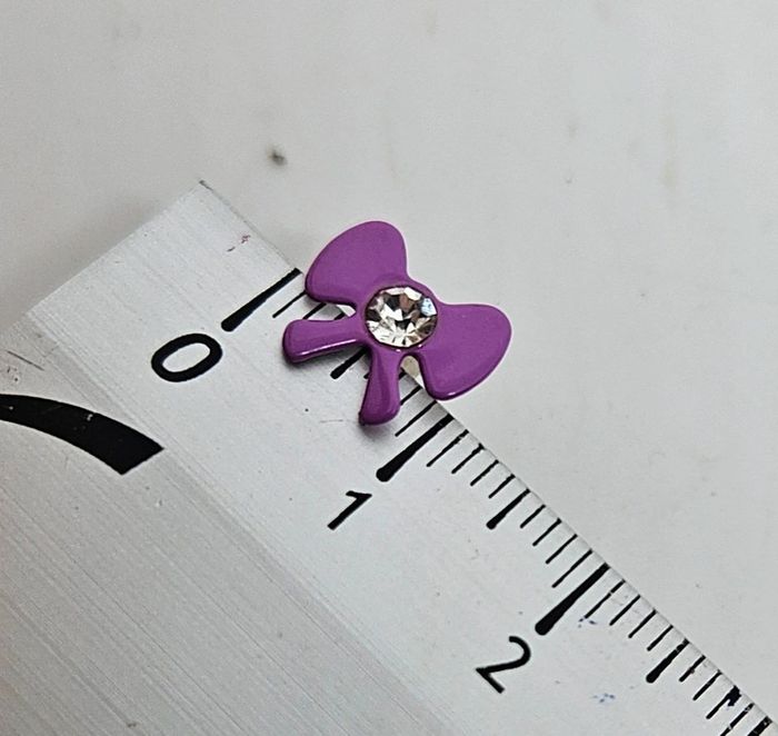 Paire de boucles d'oreilles.
Neuve.
Noeud de papillon - photo numéro 4