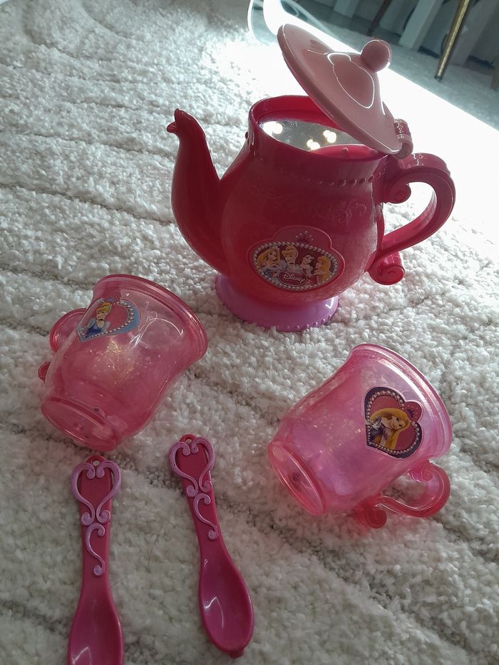 Dînette 🎶  quand  on ouvre le couvercle+ effet son du thé qui coule) + tasse eau et paillettes