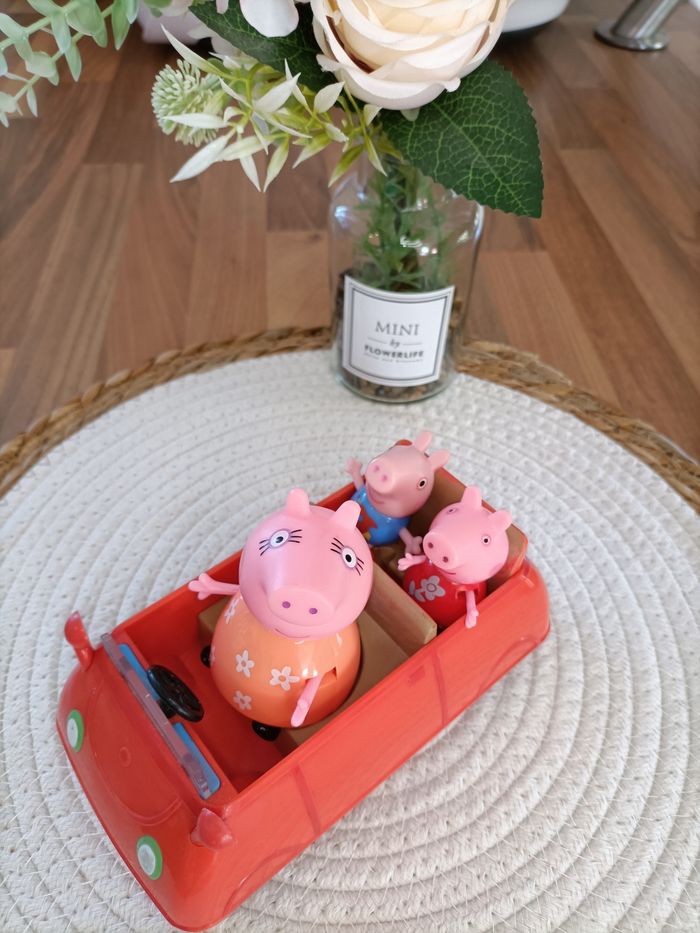 Voiture Peppa Pig et 3 personnages Maman Pig Georges et Peppa - photo numéro 1