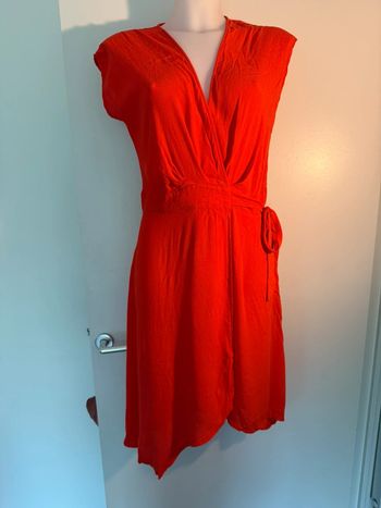 Robe rouge cache cœur