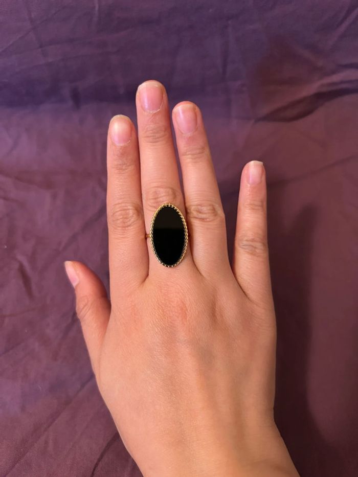 Bague ovale noire style dark feminine