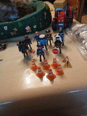 8 personnages police playmobil avec accessoires