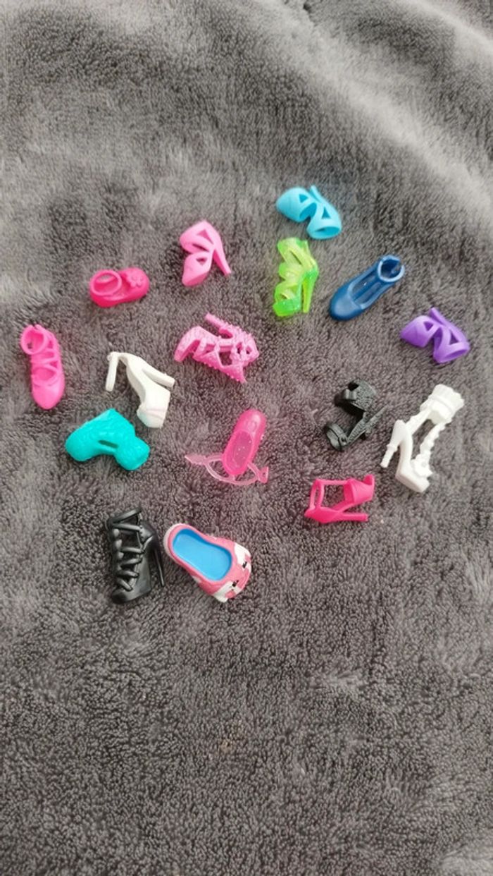 Lot de 16 chaussures barbie
