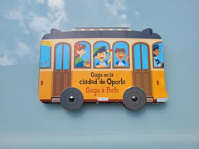 Guga à Porto 🇵🇹 Guga en la ciudad de Oporto, Édition Bilingue, en forme de Tramway 🚊 49 - photo numéro 2