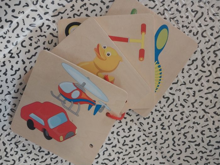 livre éveil en bois bébé montessori 10x10 cm - photo numéro 2
