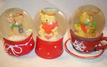 lot de 2 boules à neige plus 1 gratuite(celle forme tasse donnée en l'état )