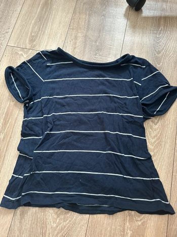 T-shirt bleu marine à rayures