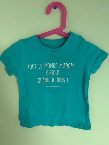 Haut tout le monde m’adore surtout quand je dort