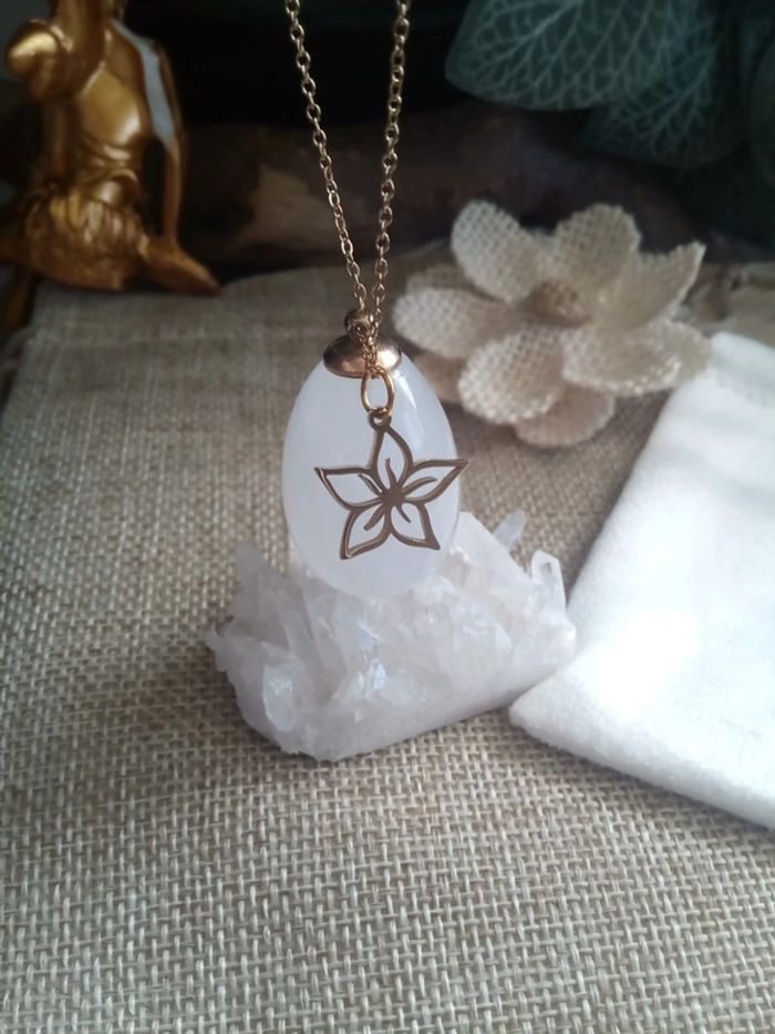 Collier pierre de cristal de roche et fleur de tiaré - photo numéro 2