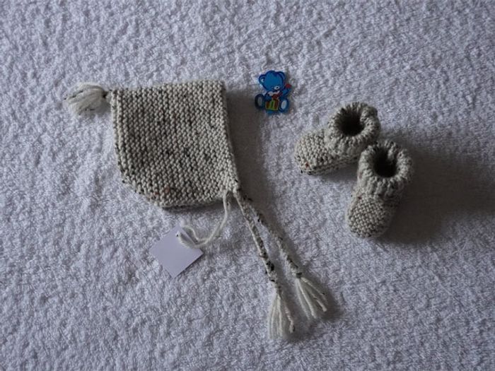 Ensemble écru chiné neuf Naissance : Bonnet lutin + chaussons