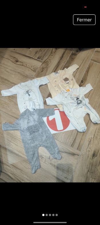Lot 4 pyjamas velours 
Taille 1 mois 54cm
Marque pat et ripaton et lullaby 
Les deux blancs sont légèrement jaunis au col les deux autres sont en parfait état