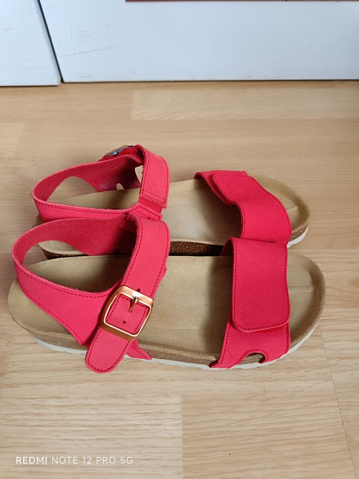 Nu-pieds rouge en cuir neufs " Damart" Piedical p.37 - photo numéro 2