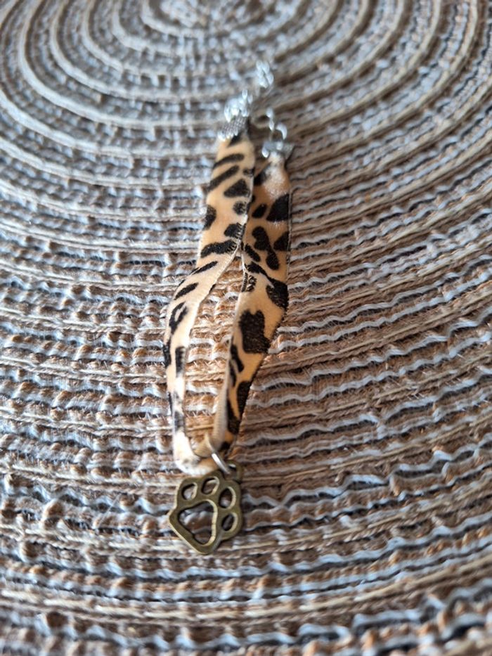 Bracelet en tissu léopard avec patte de chat - photo numéro 2