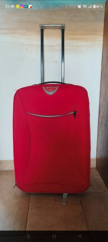 Vends valise trolley rouge en tissu, pratique et grande capacité. Elle mesure 69 cm de long, 46 cm de large et 28 cm de haut. Elle est équipée de roulettes et d’une poignée télescopique pour la déplacer facilement.
La valise dispose d’une poche sur le dev