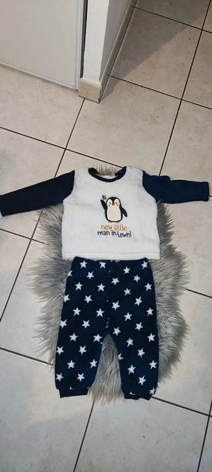 Lot 5 pyjamas en velours très bon état taille 6 mois - photo numéro 2