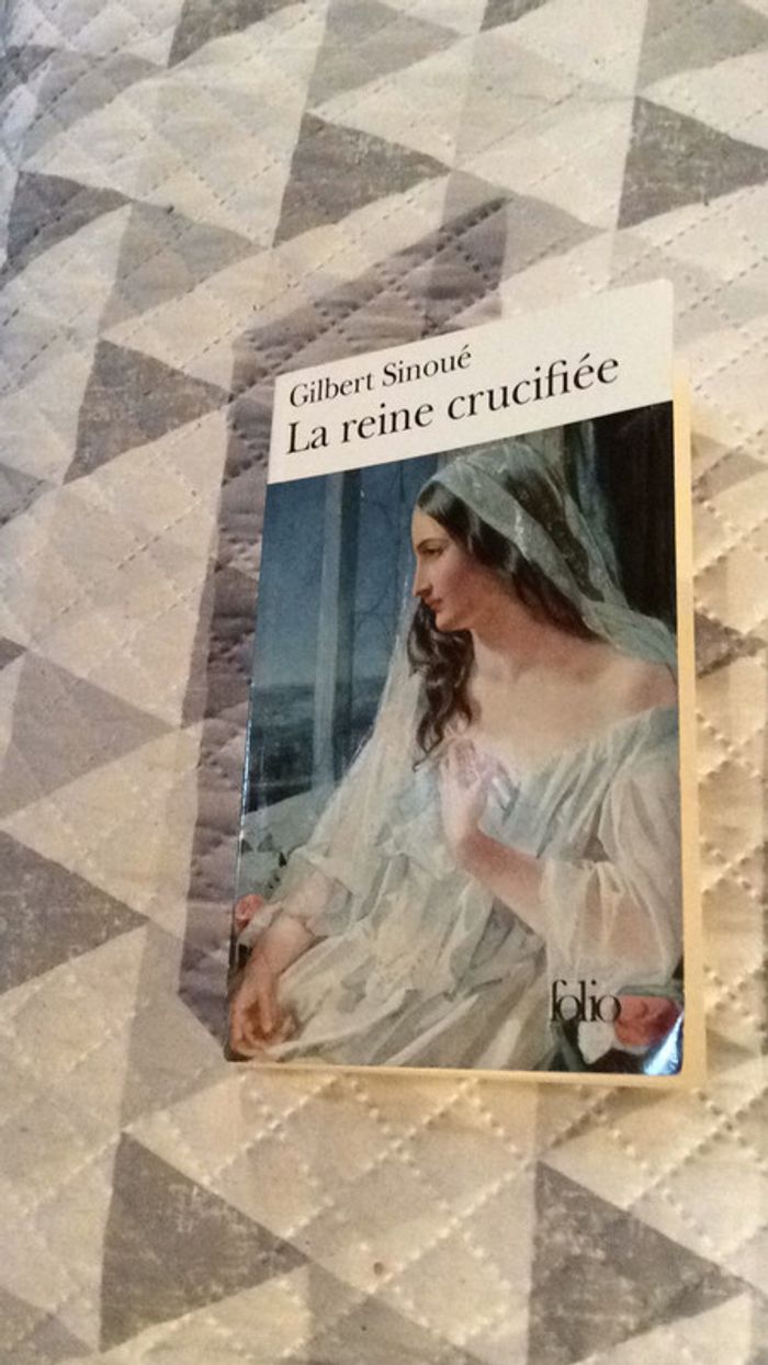 #la Reine crucifié par Gilbert Sinoué - photo numéro 2