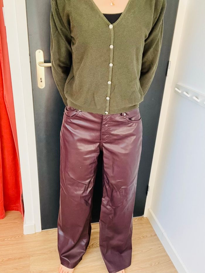 Pantalon similicuir bordeaux lisse doublure douce chaude pull and bear taille 34 - photo numéro 1