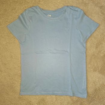 T shirt bleu uni avec un coeur brodé 10 ans c&a