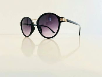 Lunette de soleil mixte ronde noire et argentée UV protection catégorie 3