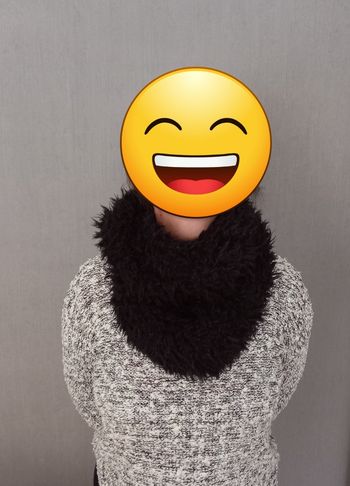 Écharpe tour de cou noire.