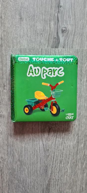 Livre sensoriel bébé Touche à tout - au parc