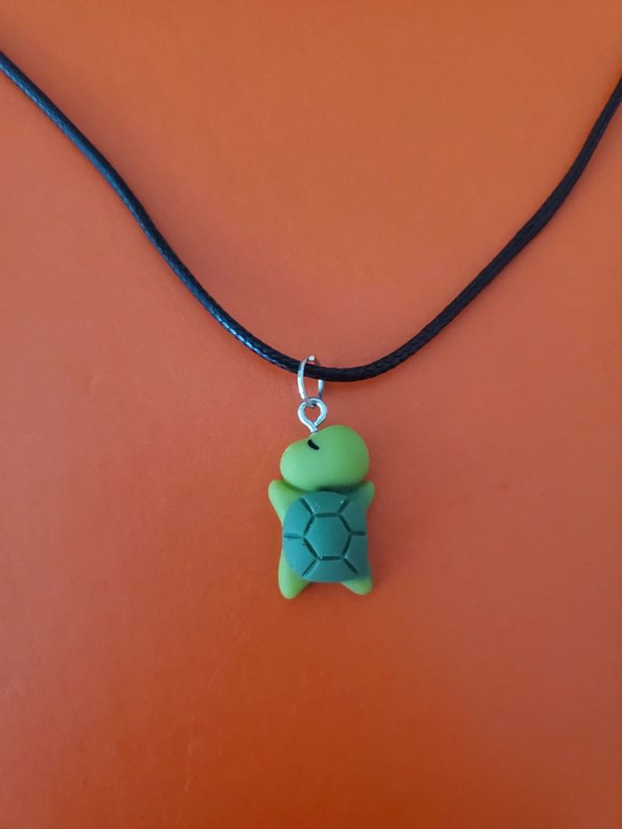 🔆 Collier noir avec tortue verte