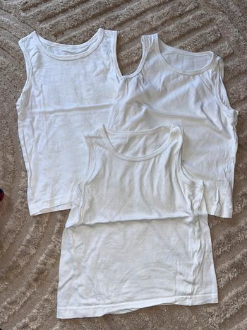 3 débardeurs blancs