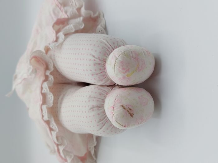 Peluche ancien doudou poupée tissu 35 cm robe fleur barrette papillon vintage ETAT MOYEN - photo numéro 3