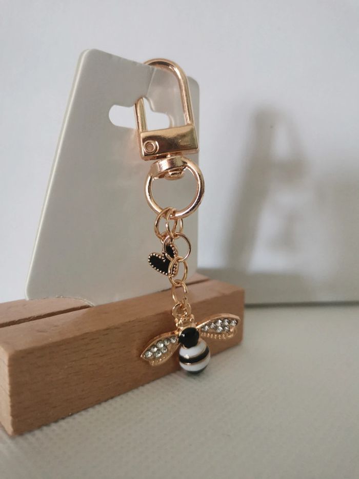Porte clé boucle abeille et cœur noir - photo numéro 3