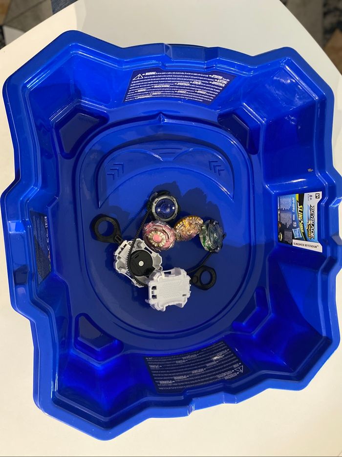 L’Arene Beyblade Toupies et lanceurs
