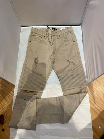 Pantalon à trous